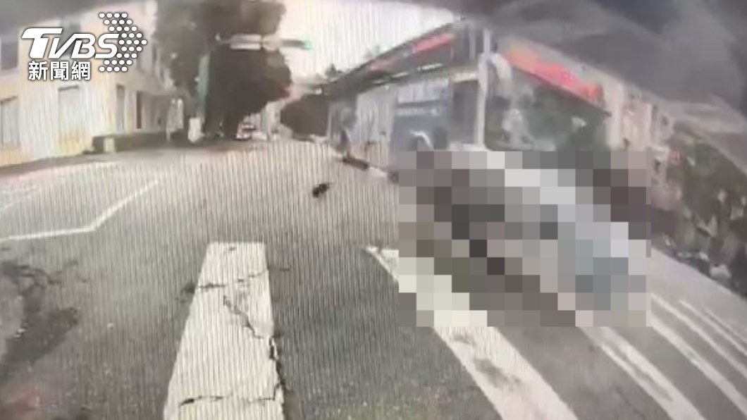 男騎車載女友還闖紅燈!客運煞不及猛撞雙雙噴飛1死1傷