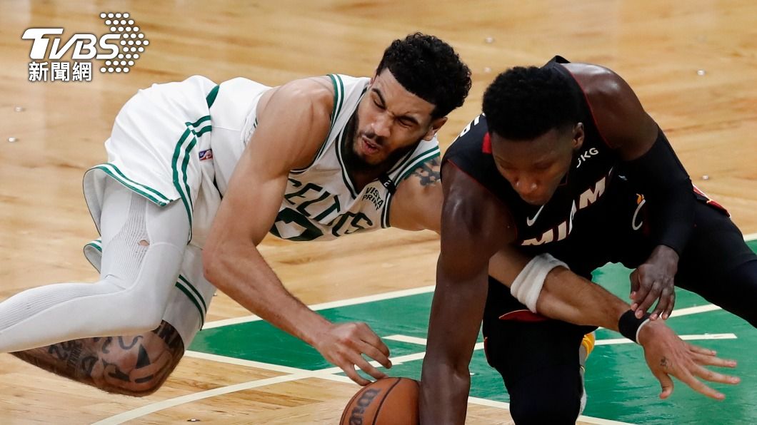 兩隊今天展現激烈身體對抗，塔圖姆（Jayson Tatum）在被對手抄截時肩部受傷。（圖／達志影像美聯社）