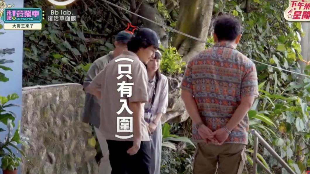 楊銘威丟掃把搞笑轉頭要走。（圖／翻攝《來吧！營業中》節目片段）