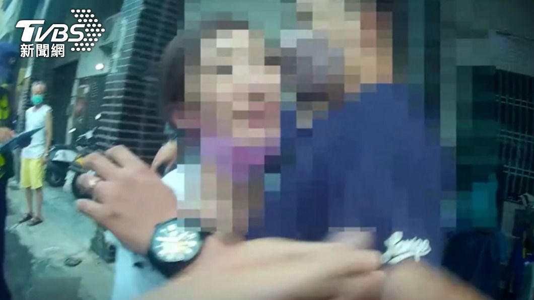 裝香港人露餡！女通緝犯哭找男友討抱　閃瞎解送員警