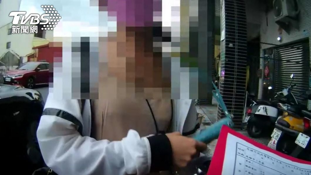 林女用奇怪地口音回應員警。(圖/TVBS)