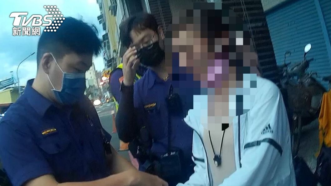 遭識後被破上銬解送。(圖/TVBS)
