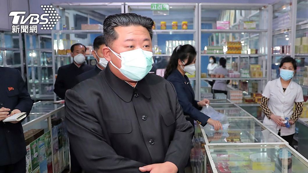 金正恩日前巡視藥局時，被捕捉到戴了2層口罩。（圖／達志影像美聯社）