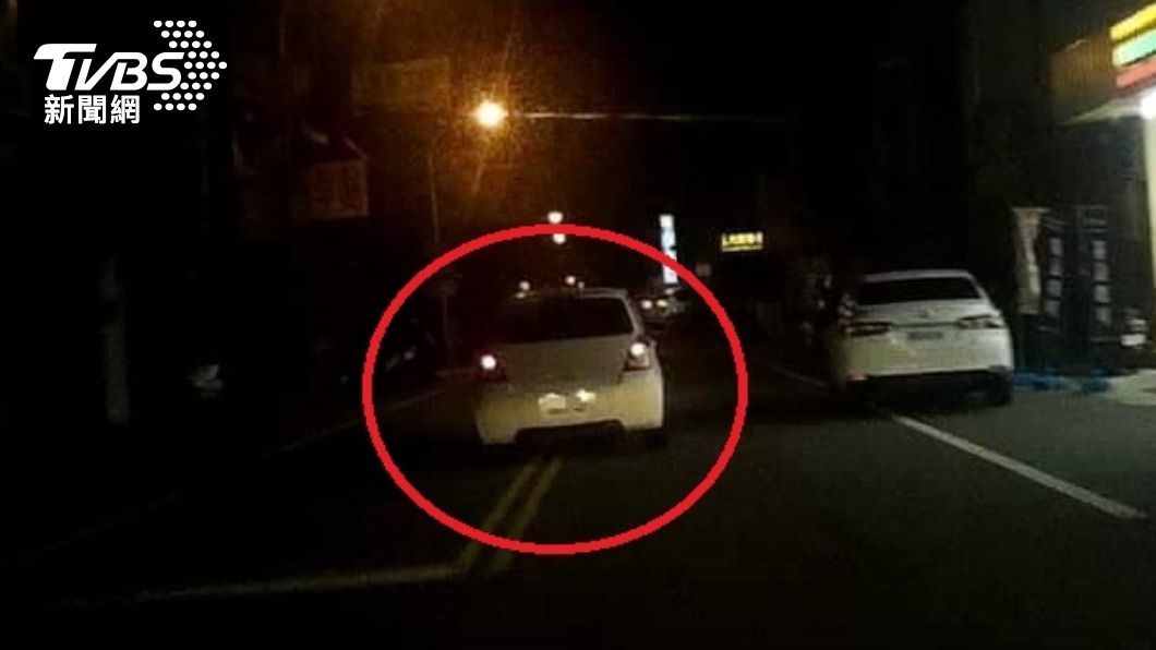 醉漢整路壓雙黃線還擦撞巡邏車 出動10警合力制伏