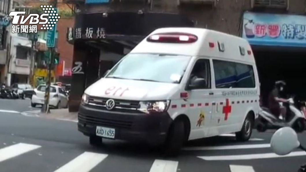 救護車趕赴現場。（圖／TVBS）