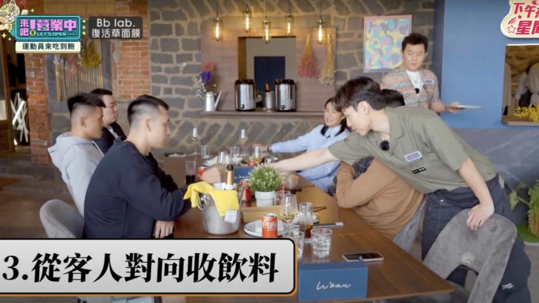 顏佑庭收餐盤影響客人。（圖／翻攝《來吧！營業中》節目片段）