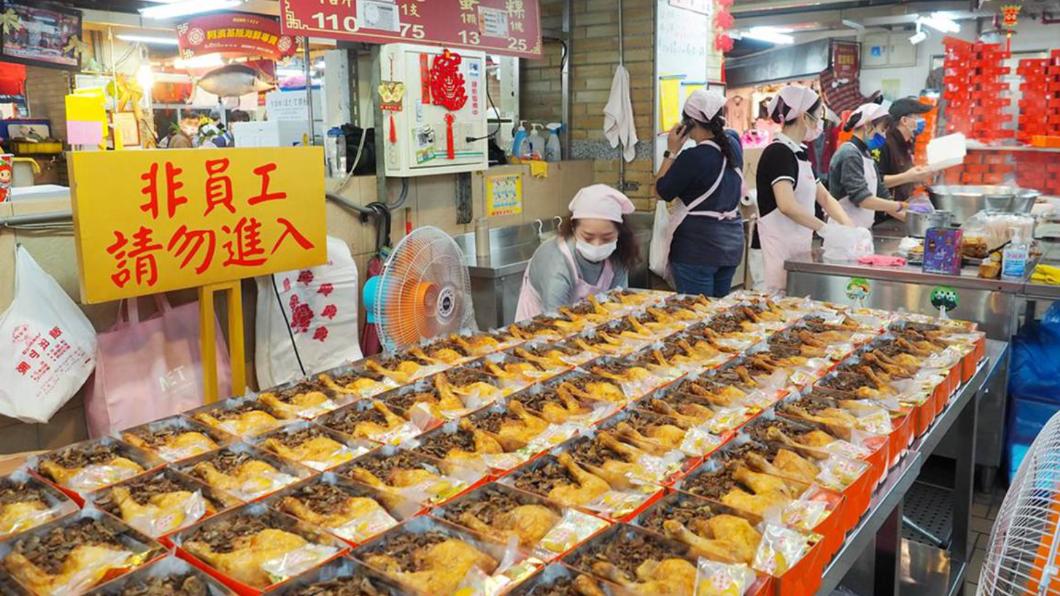 郭台銘選用他們家作為彌月油飯，一字排開的油飯禮盒實在太狂了！（圖／翻攝自加小菲愛碎碎唸）