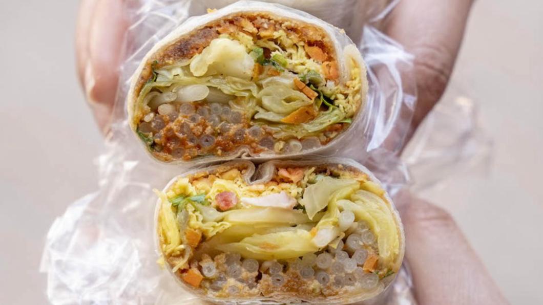 柔軟Q彈的餅皮，包入滿滿餡料，尤其是用咖哩煮過的高麗菜，香氣真的很讚！（圖／翻攝自算命的說我很愛吃）