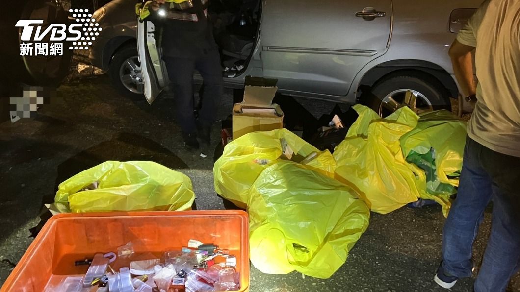 小偷將被害人車上物品搬下車。(圖/TVBS)