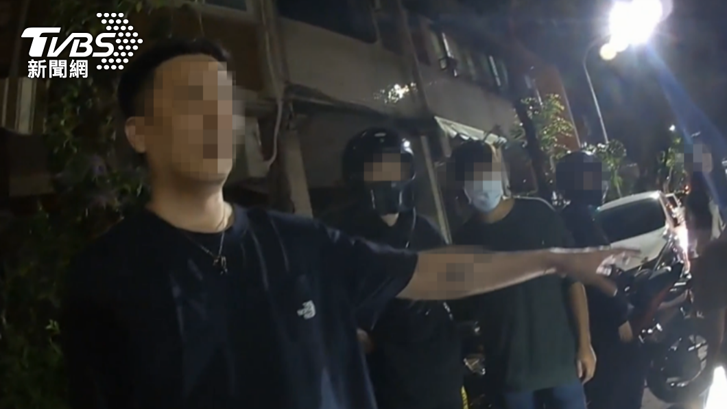 要被酒測賈男惱羞。（圖／TVBS）