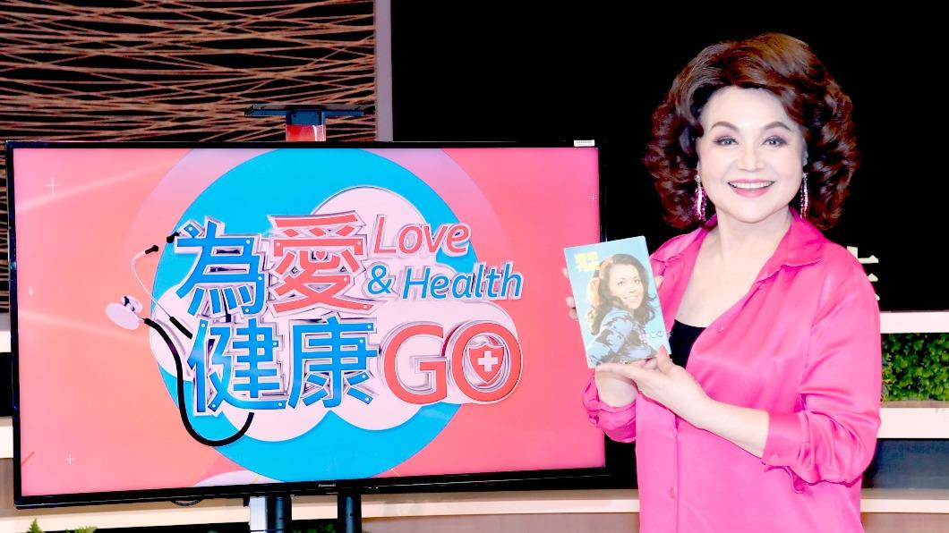 侯麗芳拿著自己當封面女郎的刊物。(圖/華視提供)