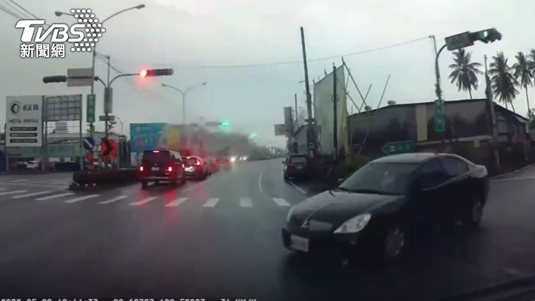 救護車行經路口時，遭綠燈直行轎車撞擊。（圖／TVBS）