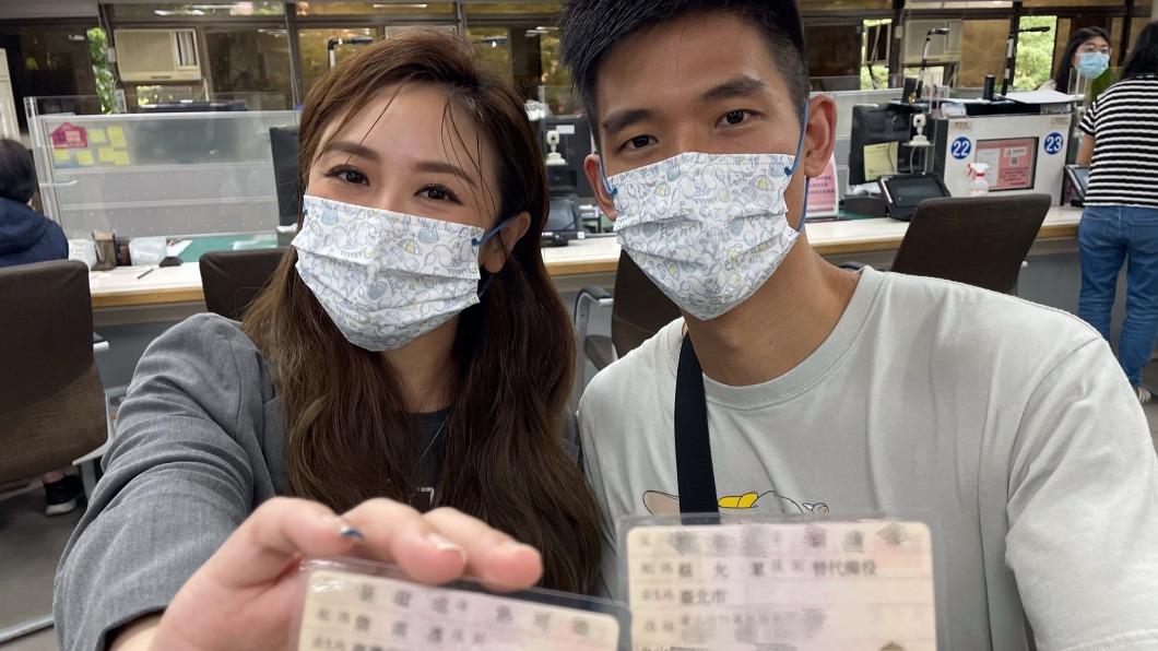 蔡允潔和老公登記結婚。(圖/紅心字會提供)