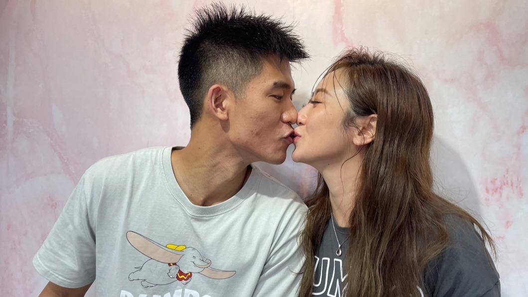 蔡允潔和老公登記結婚。(圖/紅心字會提供)
