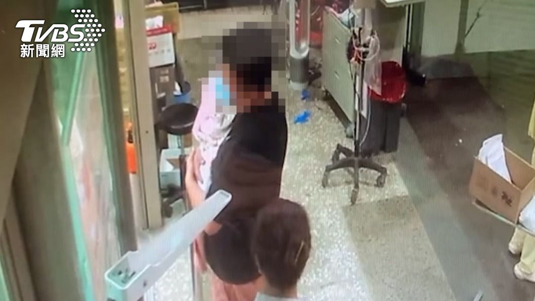 陳男抱著女兒仍不斷嗆聲。（圖／TVBS）