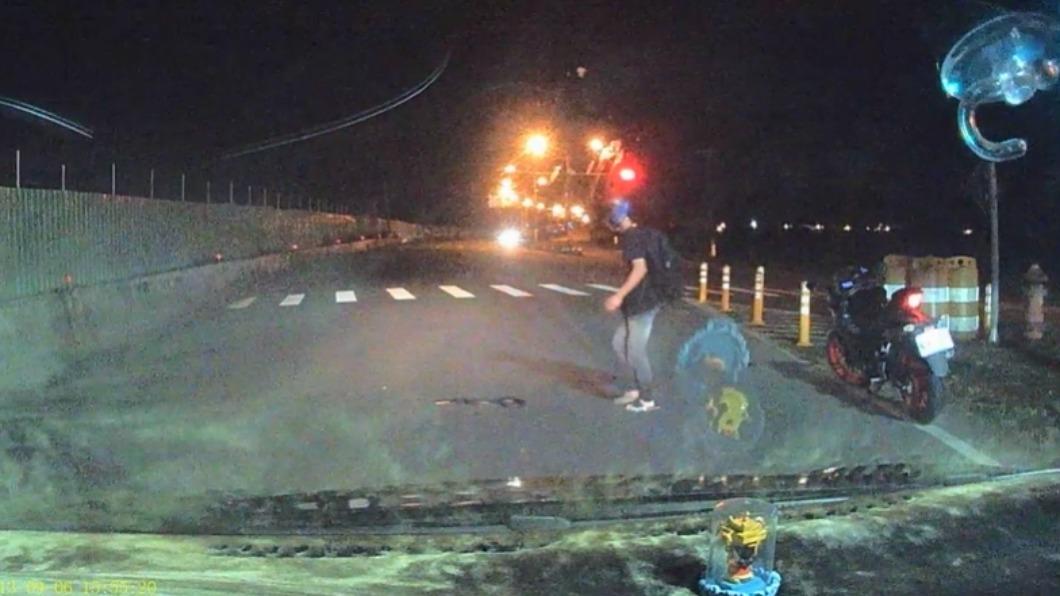 騎士示意駕駛後就上前抓蛇。(圖/翻攝自宜蘭知識+)