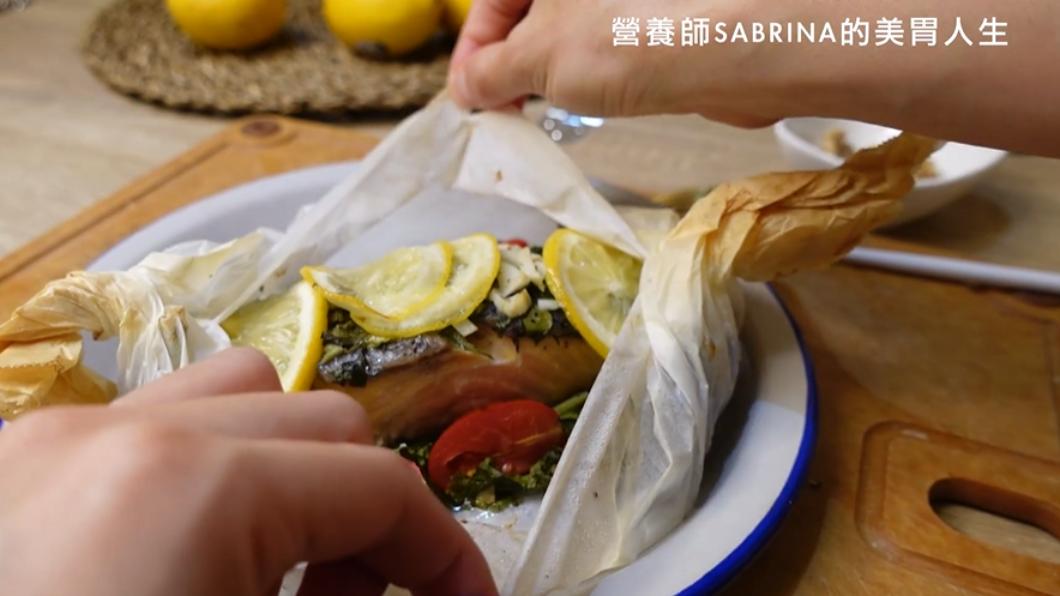 紙包鮭魚可以食補幫助減緩皮膚發炎。（圖／翻攝自臉書《減重營養師Sabrina的美胃人生》）