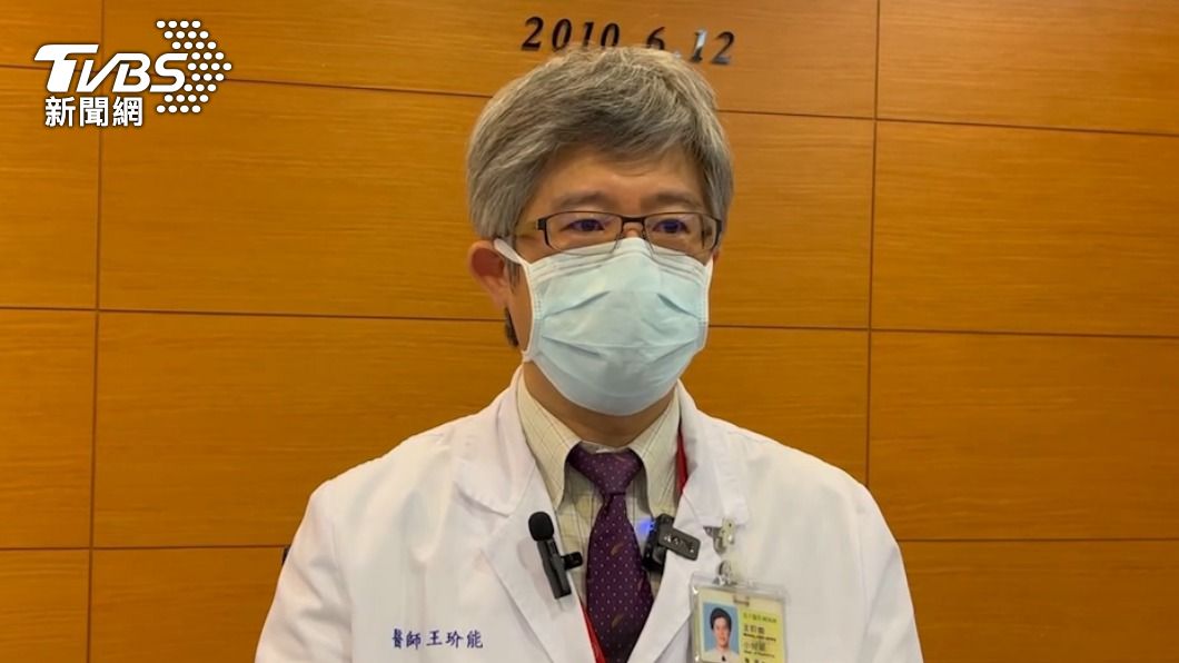 成醫小兒胸腔暨重症科主任王玠能說明男童狀況。(圖/TVBS)