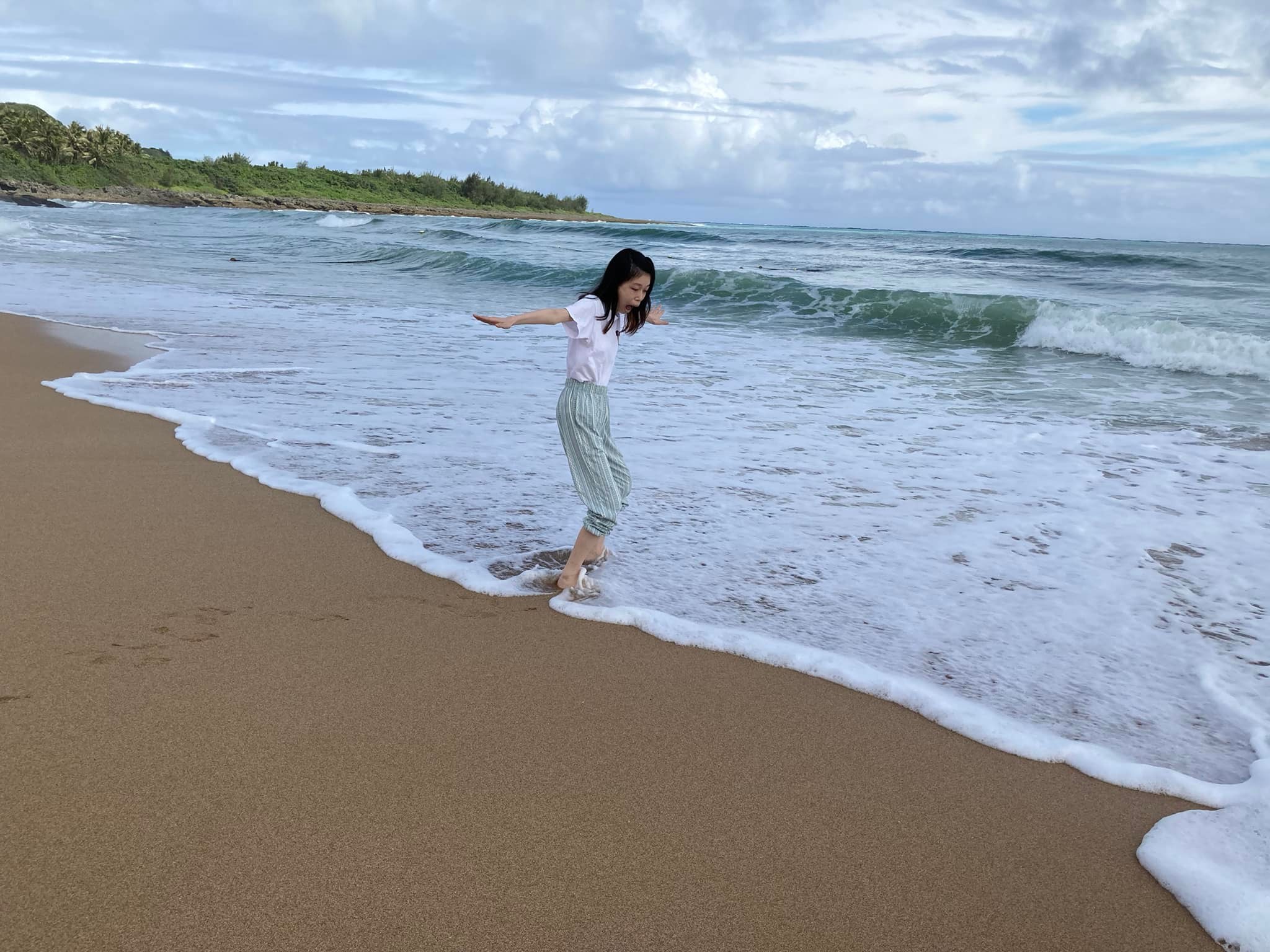 湯佩姿短暫碰水也很開心。（圖／翻攝抗癌小天使湯佩姿臉書）