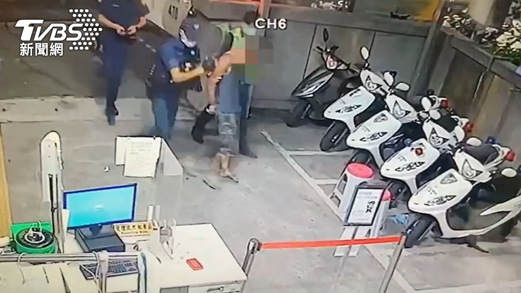 警方將陳姓男子帶回派出所實施保護管束。(圖/TVBS)