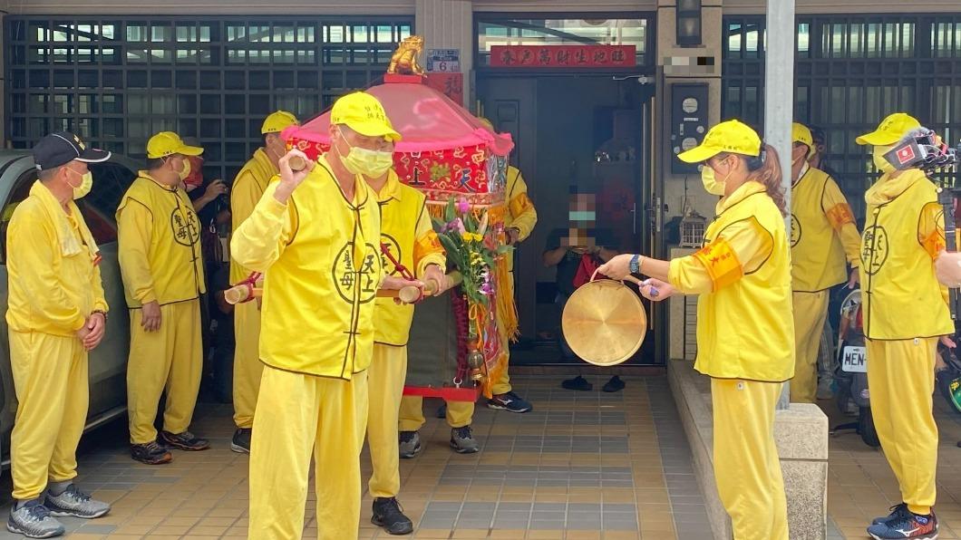 民宅門太小!粉紅超跑改駐駕車庫 網友逗:明年換大門迎接