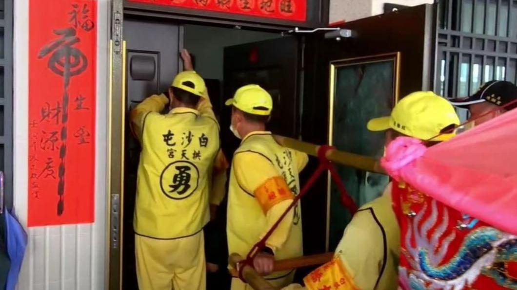 民宅的門無法讓轎子進入。(圖/翻攝自白沙屯拱天宮臉書)