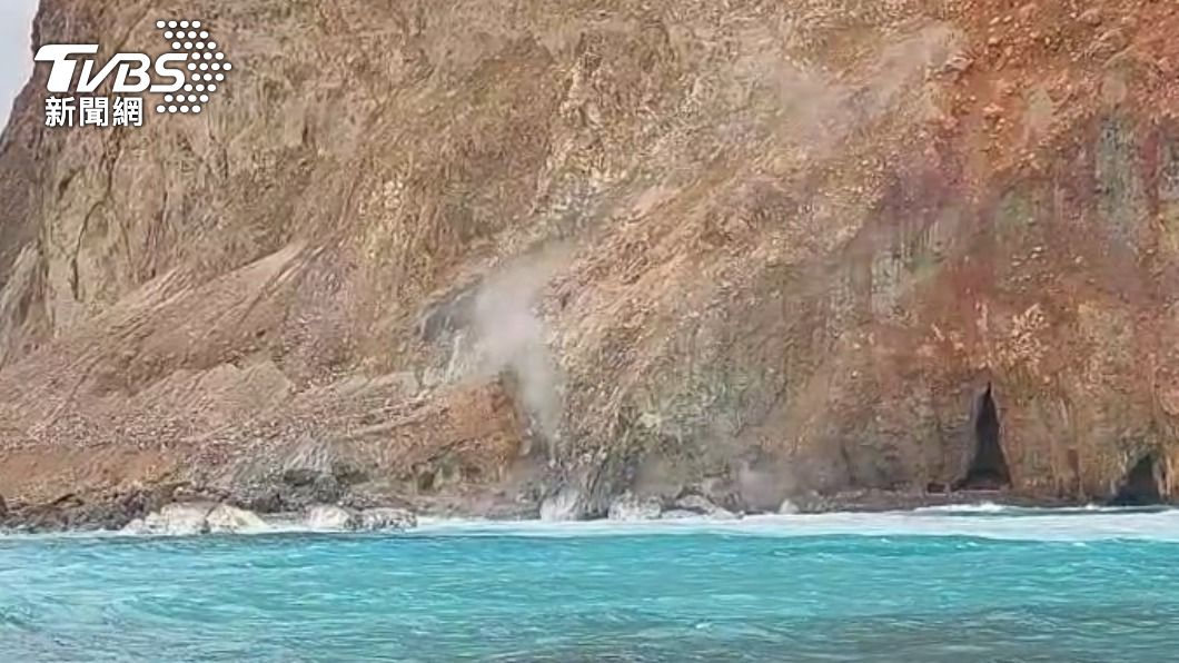 沉寂半年!龜山島八景「龜島磺煙」再現 遊客驚喜搶拍