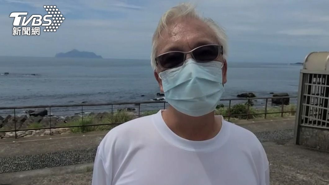 賞鯨船解說員簡逢均說明觀察龜島磺煙的景象。（圖／TVBS）