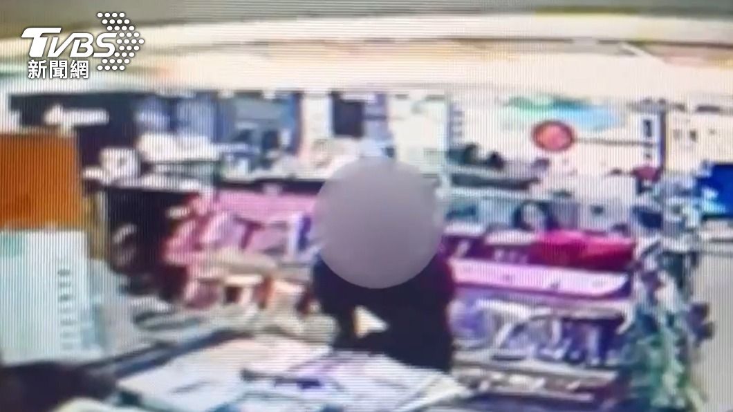 店內監視器拍下王男的身影。(圖/TVBS)