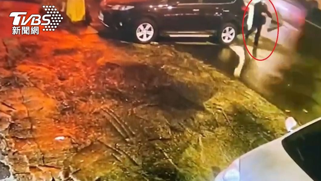 王姓竊嫌徒步走進店內,身影全被監視器拍下。(圖/TVBS)