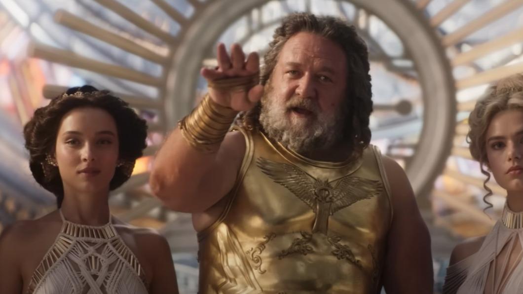 羅素克洛（Russell Crowe）飾演天神宙斯。（圖／翻攝《雷神索爾：愛與雷霆》預告）