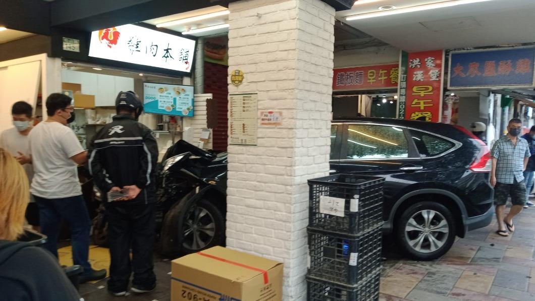 5輛停放機車毀損,1人受傷。(圖/翻攝自記者爆料網)