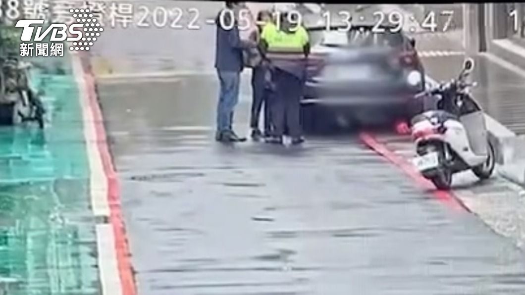 徐巧芯車輛違停還沒戴口罩。(圖/TVBS資料畫面)
