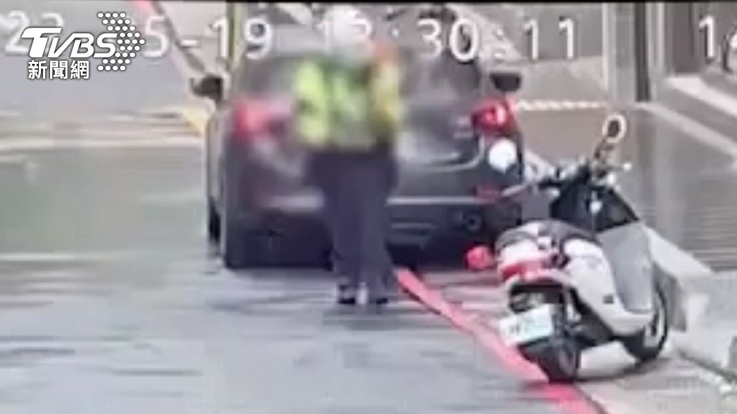 員警離開後在個人社群軟體發文。(圖/TVBS資料畫面)