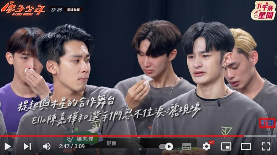 木星選手哭成一團,覺得實力不佳讓Ella丟臉。(圖/翻攝自《原子少年》節目片段)