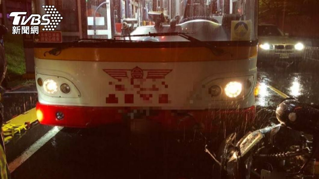 大雨斷魂!男大生釣蝦返家 過彎摔車遭客運輾斃