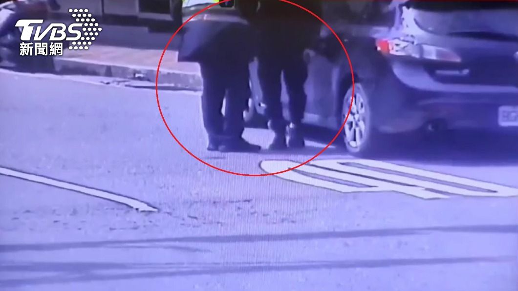 警方攔下另名廖姓車手。(圖/TVBS)