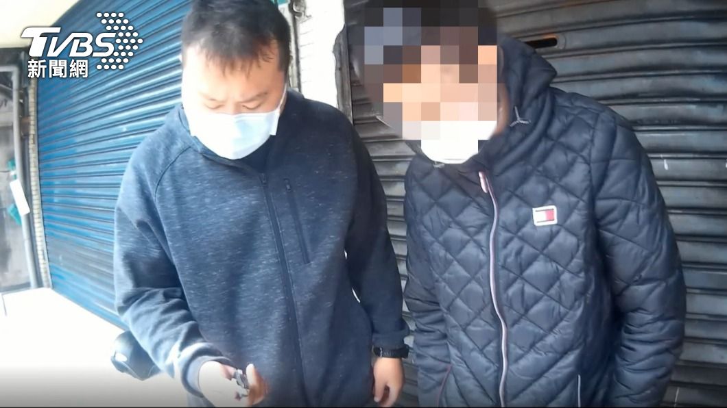 警方攔下開車逃逸的廖姓車手,並查扣1把彈簧刀。(圖/TVBS)