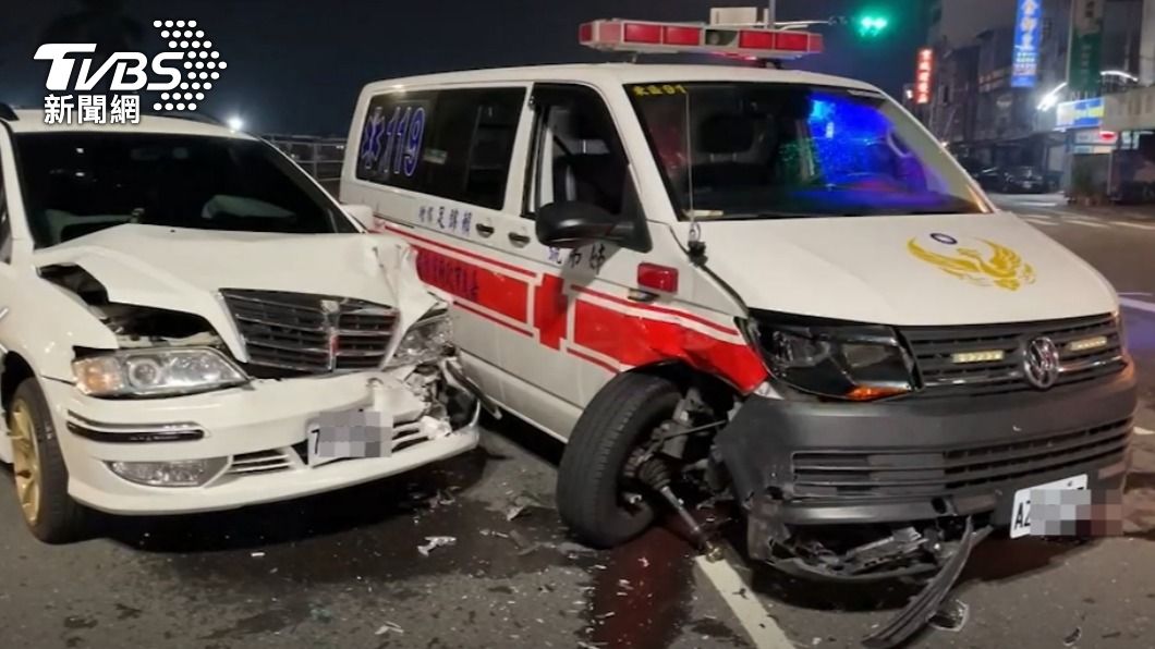 載確診者轉院 救護車穿越路口遭休旅狠撞