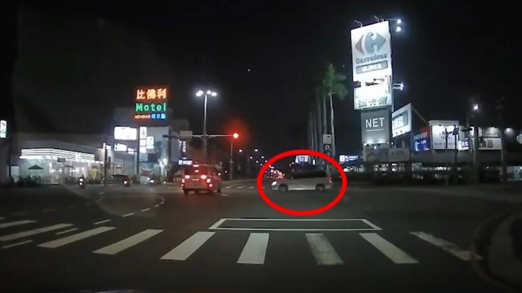 救護車越路口遭撞。(圖/北港烈財會提供)