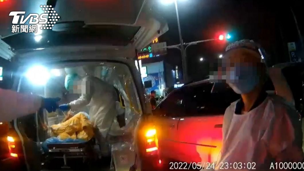 警消趕緊調動其他車輛接駁。(圖/TVBS)