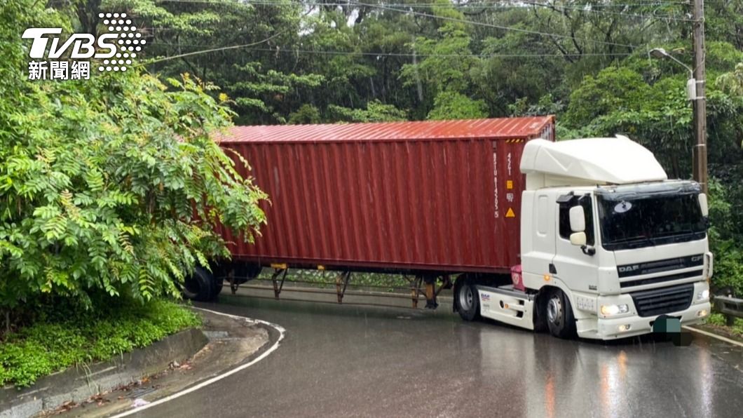 貨車山路險側翻、貨櫃傾斜「塞」滿路面 雙向封閉