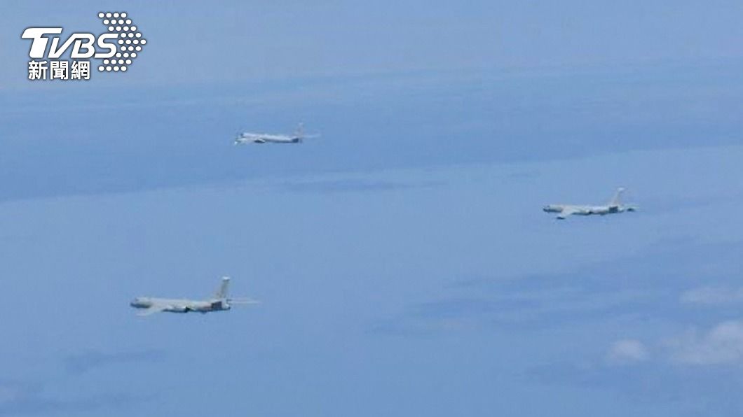 中國大陸H6轟炸機跟俄羅斯TU95轟炸機聯合巡航。（圖／達志影像路透社）
