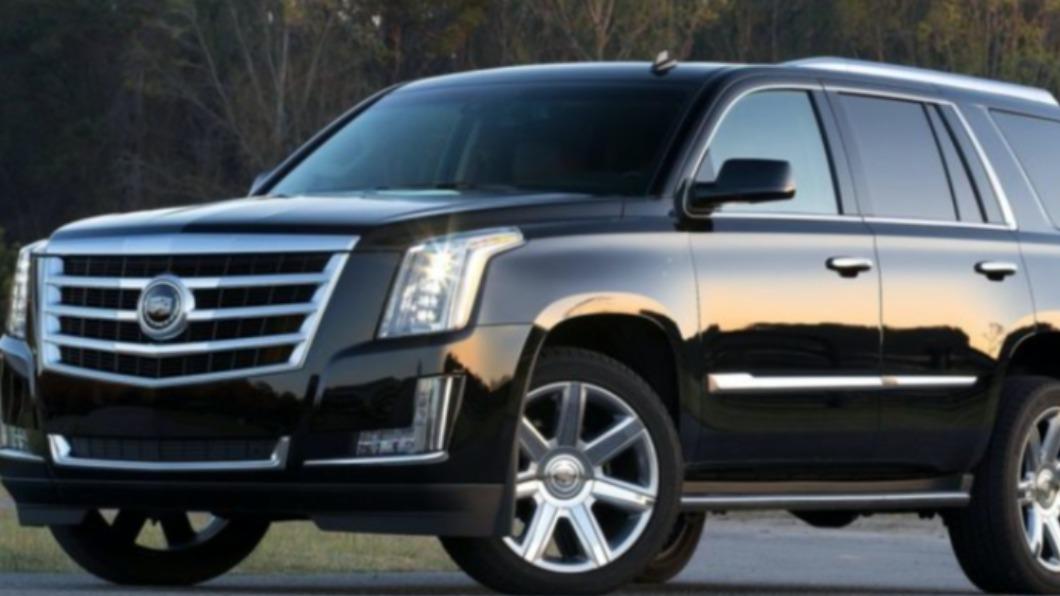 強尼戴普出庭時都會搭乘一輛氣派的Cadillac Escalade。（圖／Cadillac）