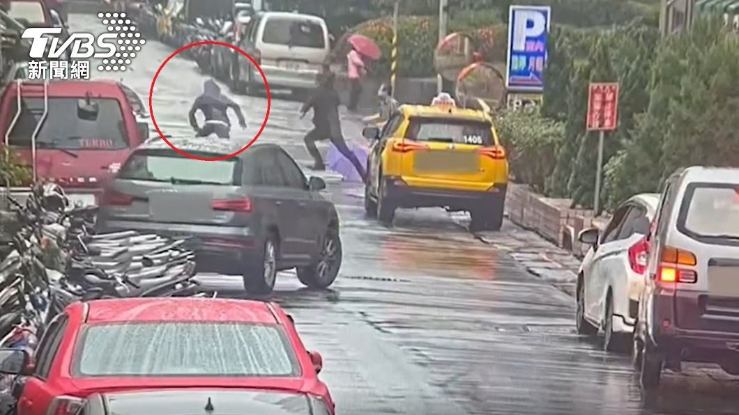 警方趁著吳姓車手(紅圈)與被害人面交時逮人。(圖/TVBS)
