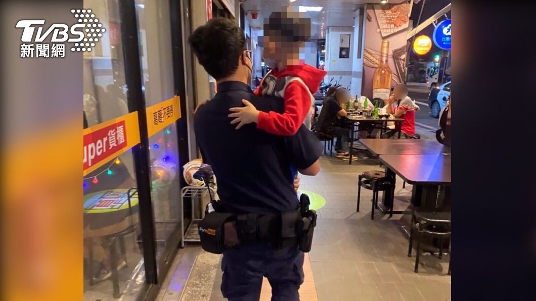 帥警化身「臨時奶爸」!緊抱走失男童 走1公里找媽媽