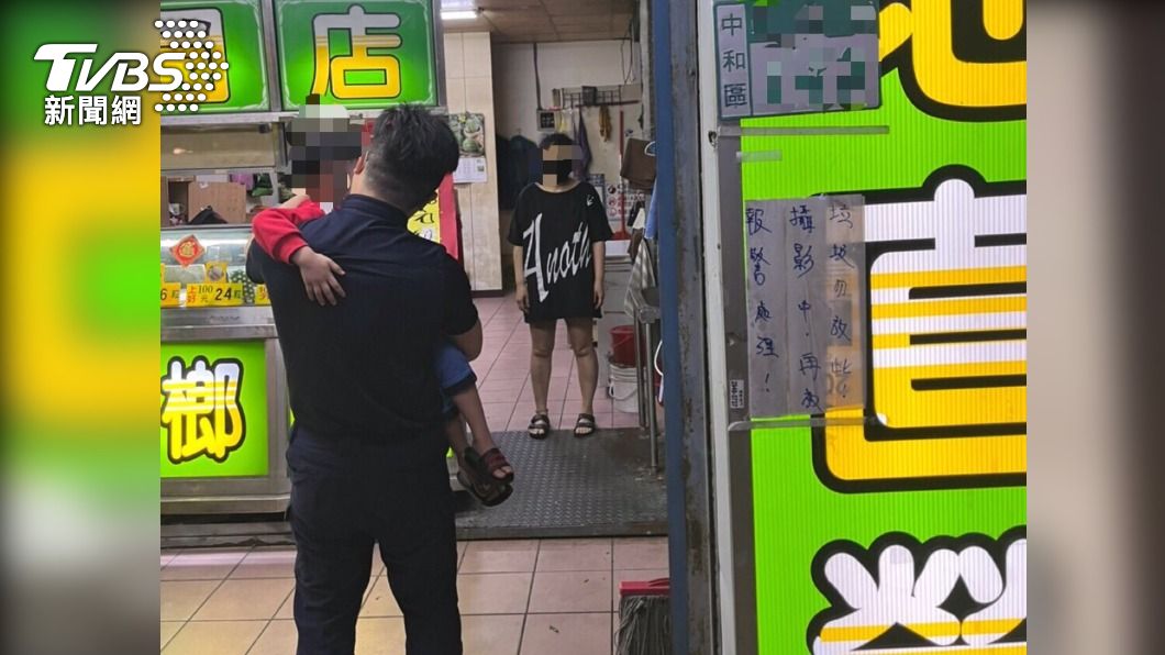 男童因調皮被媽媽處罰罰站,偷偷跑出店外。(圖/TVBS)