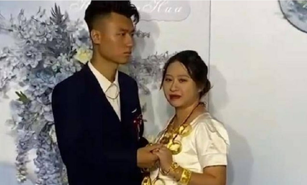 新娘一臉幸福洋溢但新郎毫無表情甚至感覺有些不高興。(圖/翻攝自YouTube)
