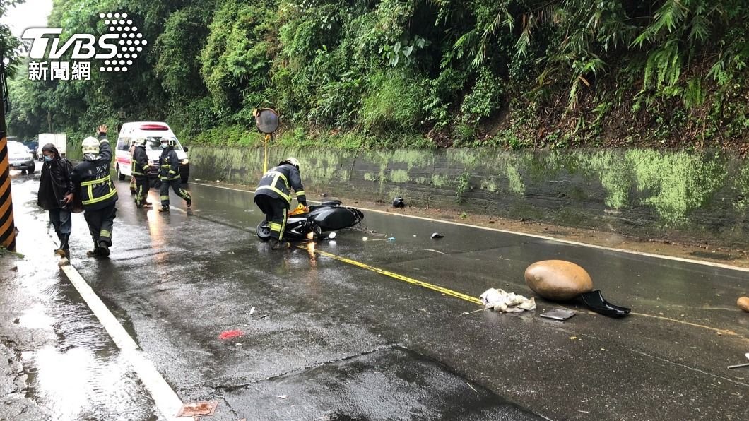 疑大雨釀禍　五股騎士遭落石擊中摔車骨折