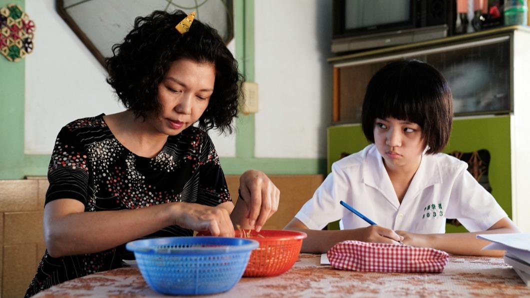 于子育（左）、吳以涵在《俗女養成記2》演出母女。（圖／華視提供）